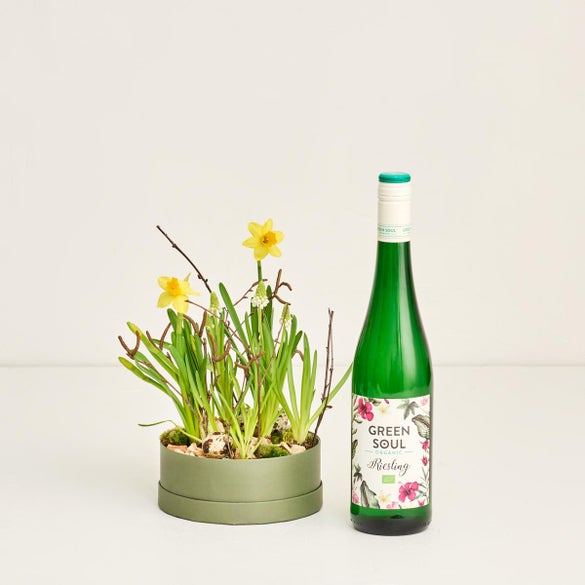 Hatteæske med téte a téte og perlehyacinter med Green Soul Riesling